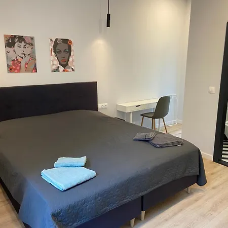 Cozy Nook In Center
