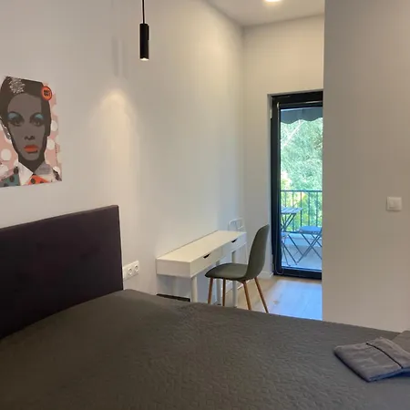 Cozy Nook In Center